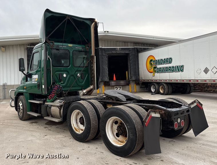 image for item FG1032 2017 Freightliner Cascadia 125 semi truck