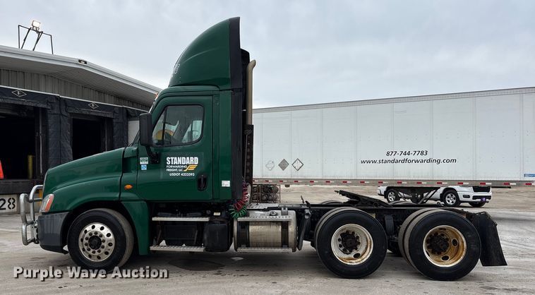 image for item FG1032 2017 Freightliner Cascadia 125 semi truck