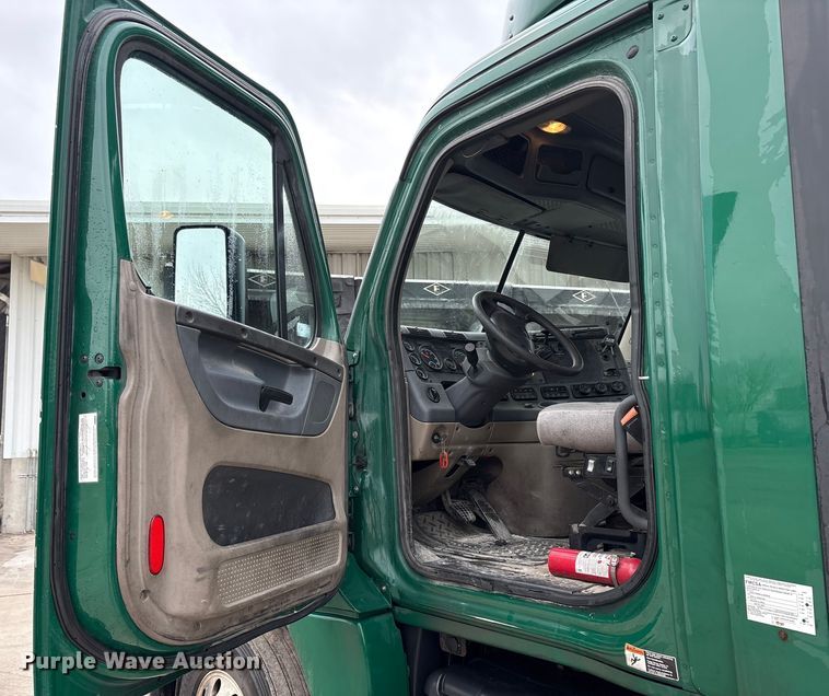 image for item FG1032 2017 Freightliner Cascadia 125 semi truck