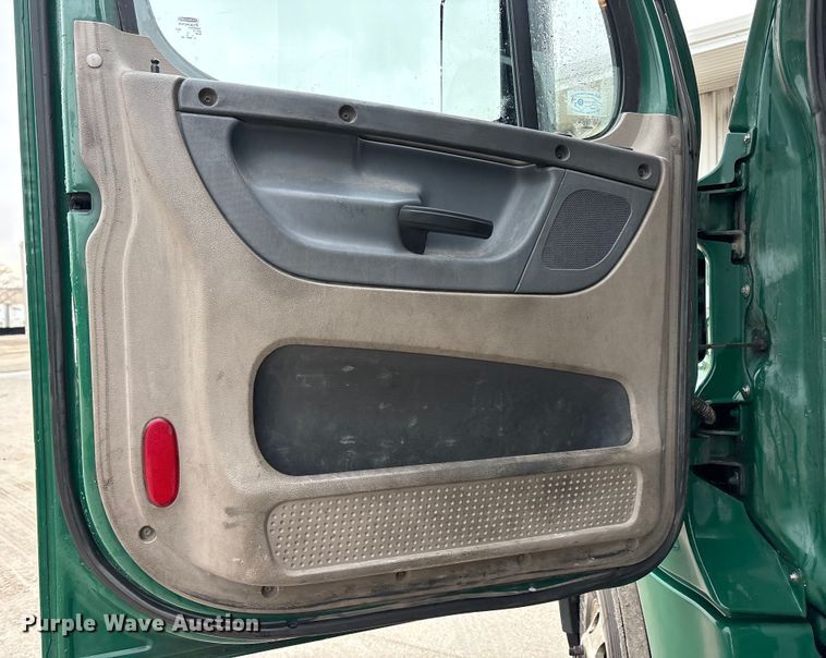 image for item FG1032 2017 Freightliner Cascadia 125 semi truck