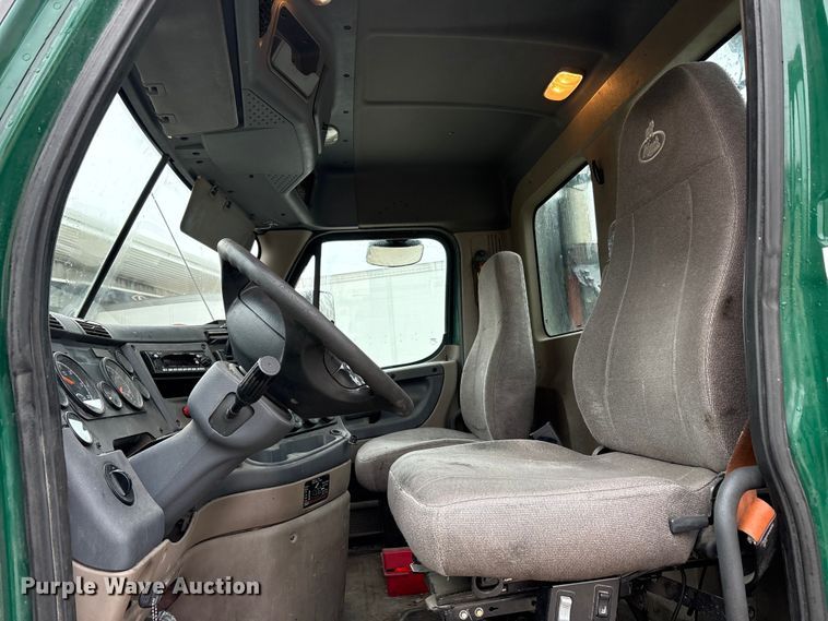 image for item FG1032 2017 Freightliner Cascadia 125 semi truck