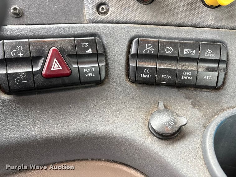 image for item FG1032 2017 Freightliner Cascadia 125 semi truck