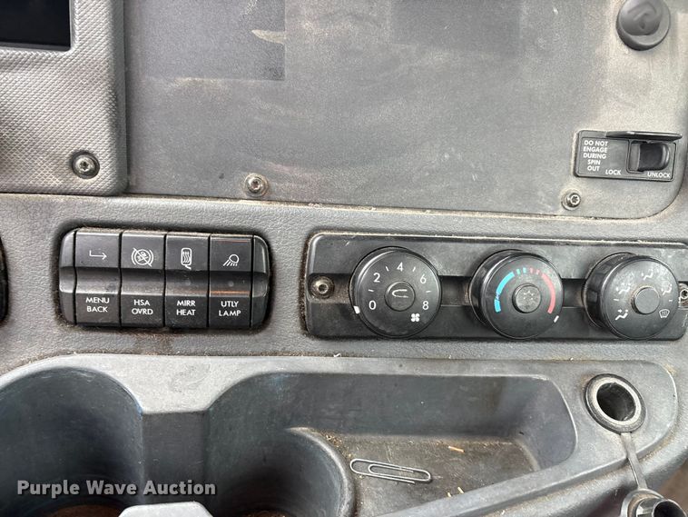 image for item FG1032 2017 Freightliner Cascadia 125 semi truck