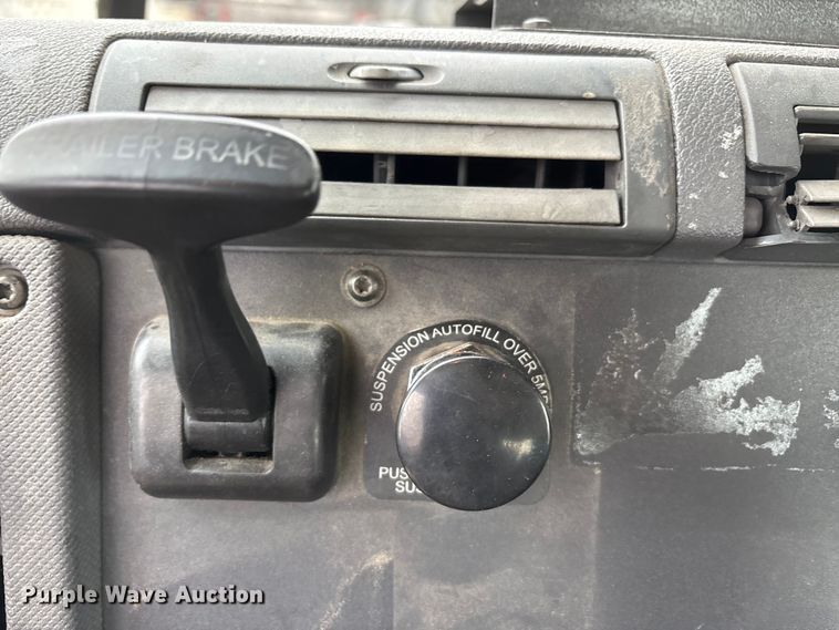 image for item FG1032 2017 Freightliner Cascadia 125 semi truck