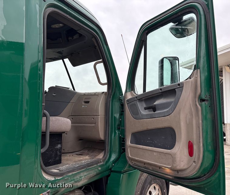 image for item FG1032 2017 Freightliner Cascadia 125 semi truck