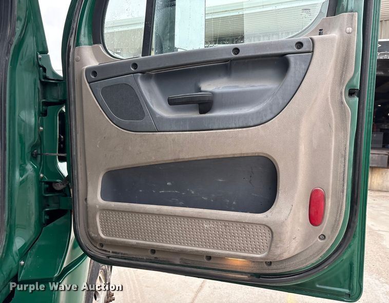 image for item FG1032 2017 Freightliner Cascadia 125 semi truck