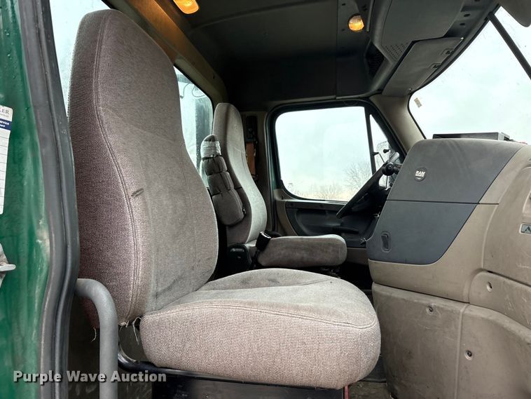 image for item FG1032 2017 Freightliner Cascadia 125 semi truck