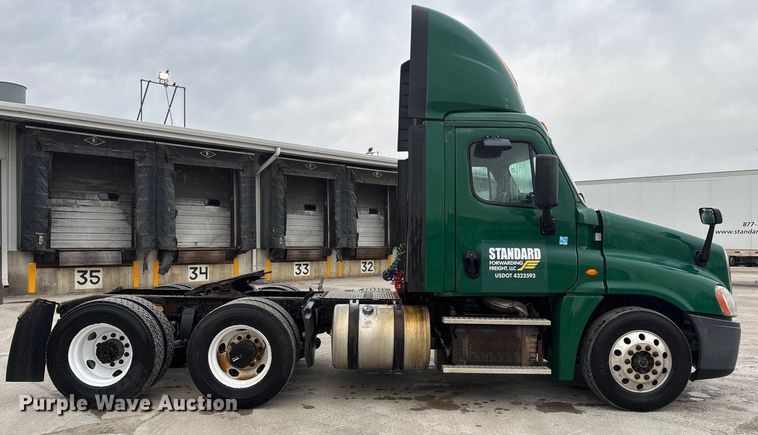 image for item FG1033 2017 Freightliner Cascadia 125 semi truck