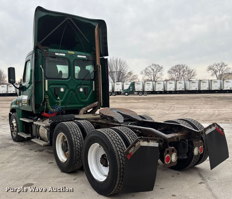 image for item FG1033 2017 Freightliner Cascadia 125 semi truck