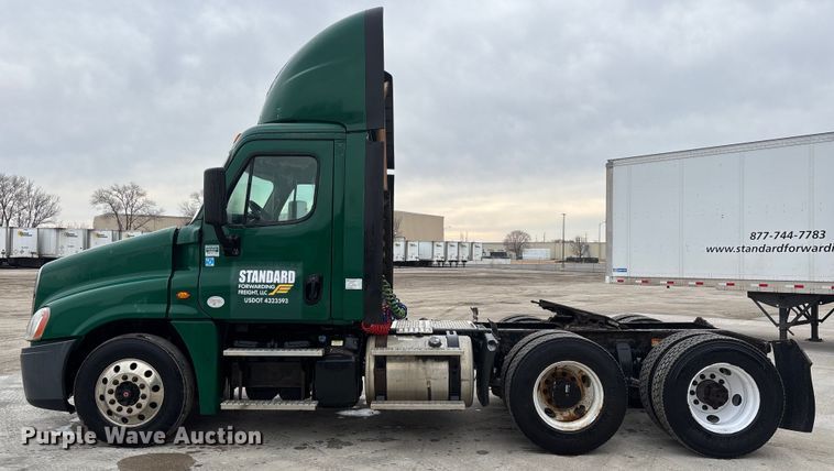 image for item FG1033 2017 Freightliner Cascadia 125 semi truck