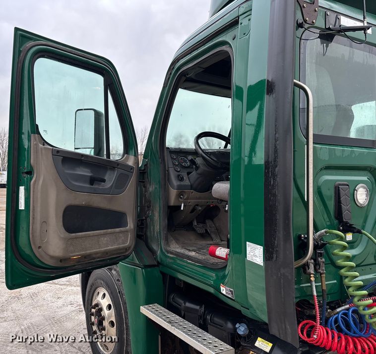 image for item FG1033 2017 Freightliner Cascadia 125 semi truck