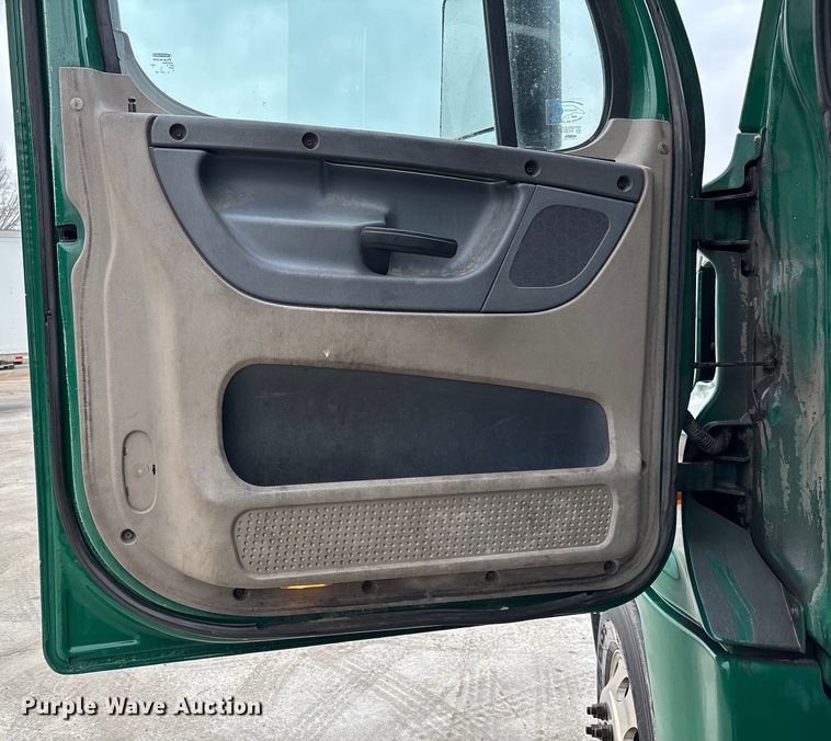 image for item FG1033 2017 Freightliner Cascadia 125 semi truck