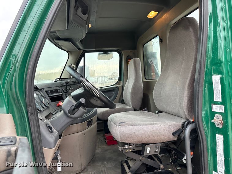 image for item FG1033 2017 Freightliner Cascadia 125 semi truck