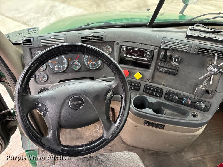 image for item FG1033 2017 Freightliner Cascadia 125 semi truck