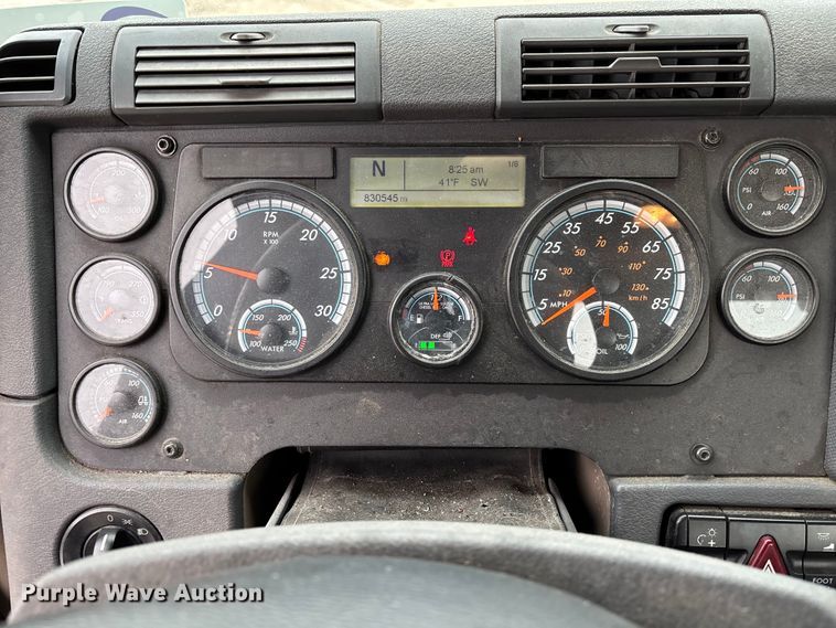 image for item FG1033 2017 Freightliner Cascadia 125 semi truck