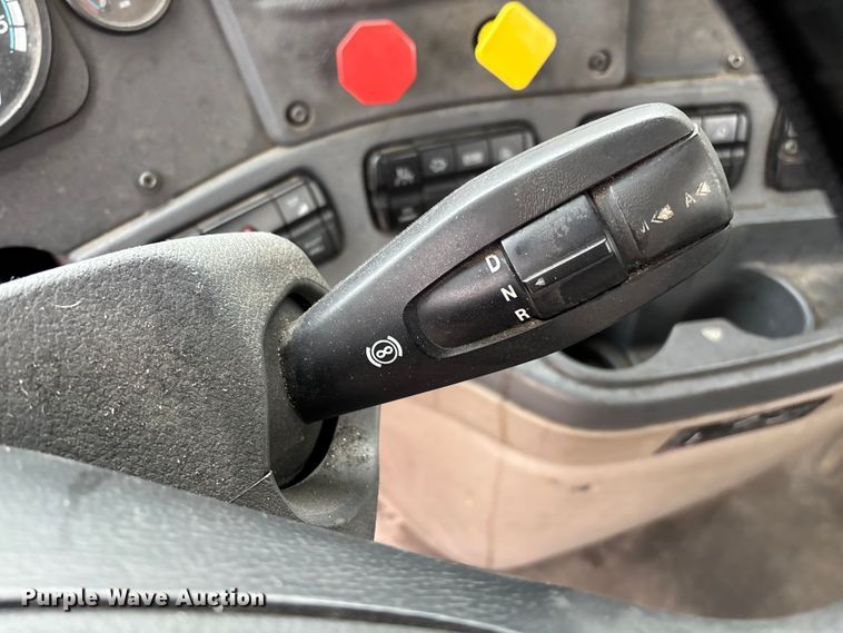 image for item FG1033 2017 Freightliner Cascadia 125 semi truck