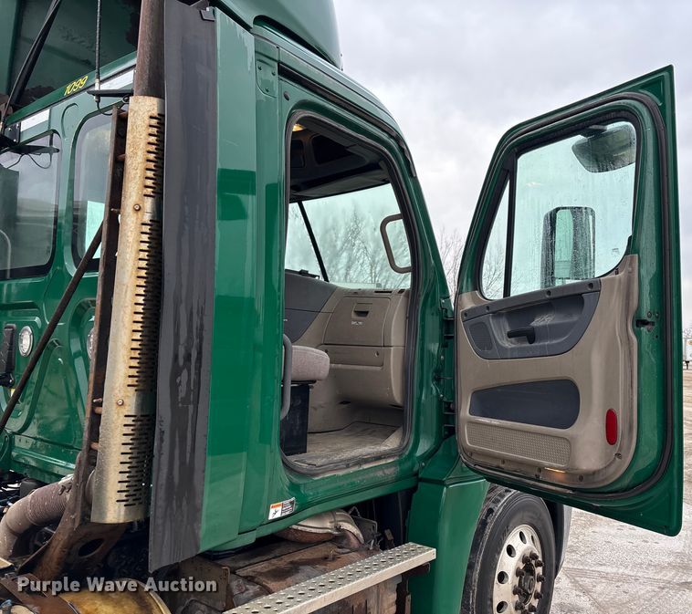 image for item FG1033 2017 Freightliner Cascadia 125 semi truck