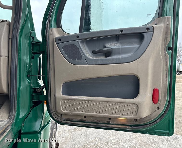 image for item FG1033 2017 Freightliner Cascadia 125 semi truck