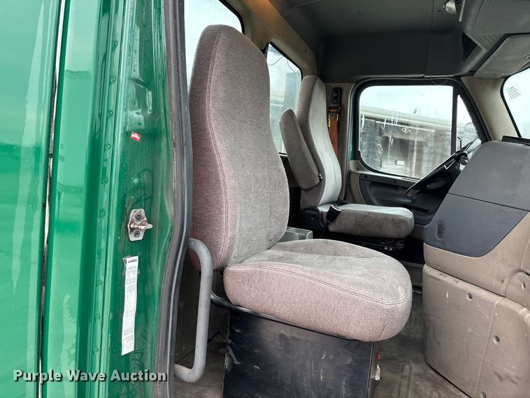 image for item FG1033 2017 Freightliner Cascadia 125 semi truck