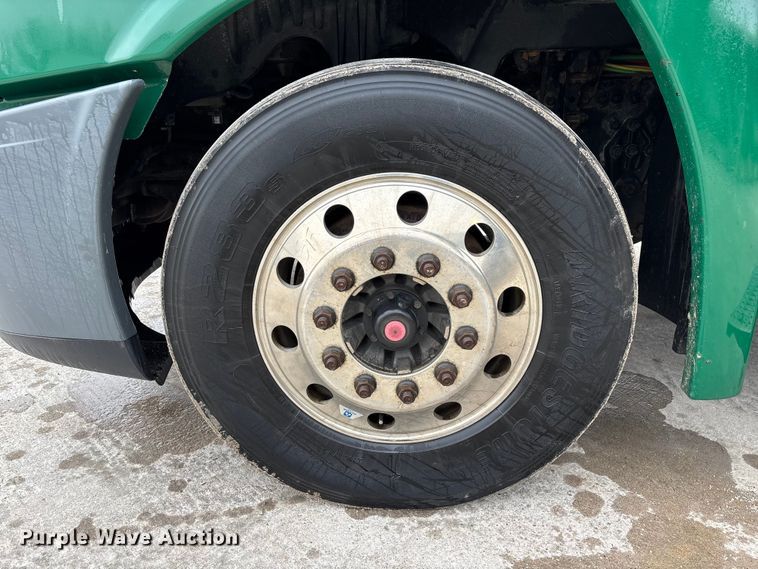 image for item FG1033 2017 Freightliner Cascadia 125 semi truck