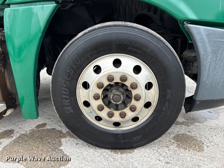 image for item FG1033 2017 Freightliner Cascadia 125 semi truck