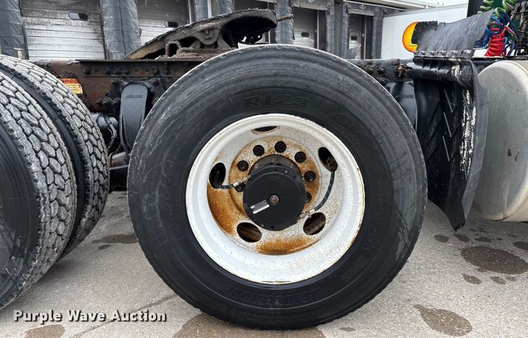 image for item FG1033 2017 Freightliner Cascadia 125 semi truck