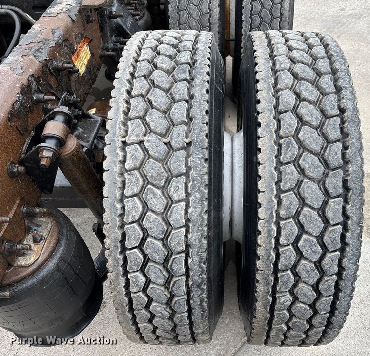 image for item FG1033 2017 Freightliner Cascadia 125 semi truck