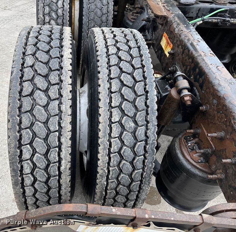 image for item FG1033 2017 Freightliner Cascadia 125 semi truck