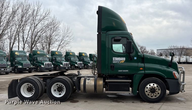 image for item FG1034 2017 Freightliner Cascadia 125 semi truck