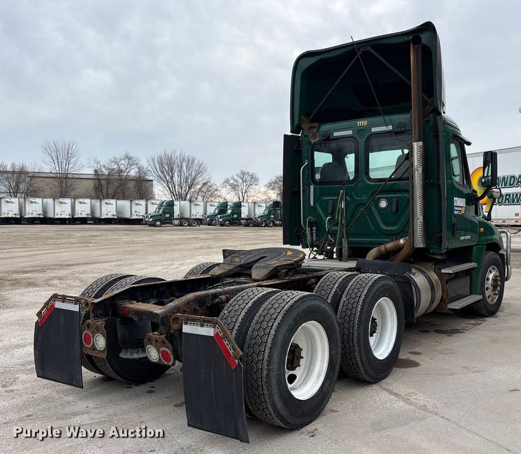 image for item FG1034 2017 Freightliner Cascadia 125 semi truck