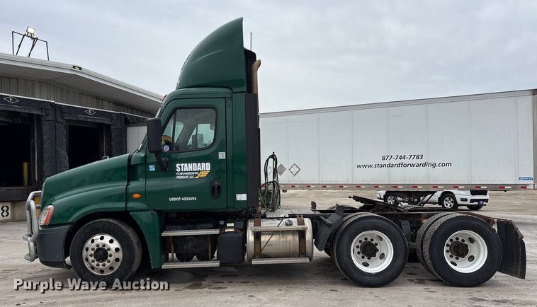 image for item FG1034 2017 Freightliner Cascadia 125 semi truck