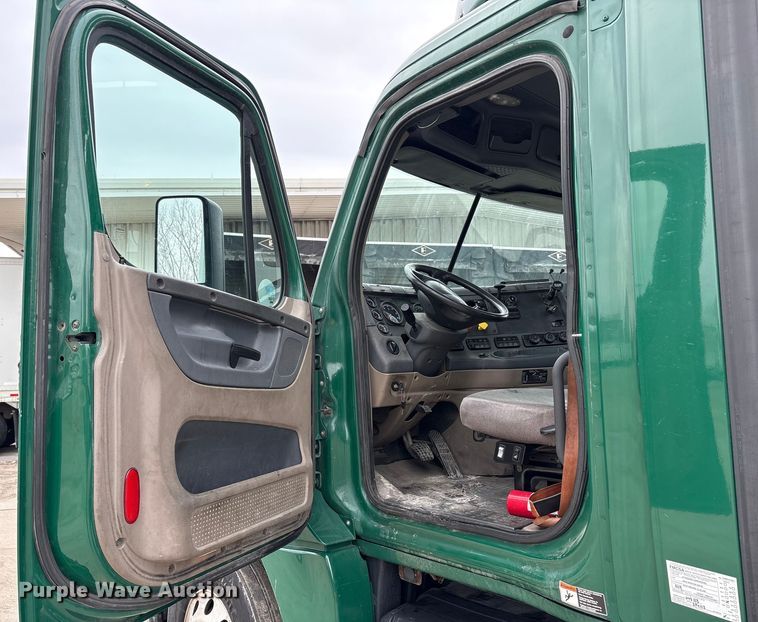 image for item FG1034 2017 Freightliner Cascadia 125 semi truck