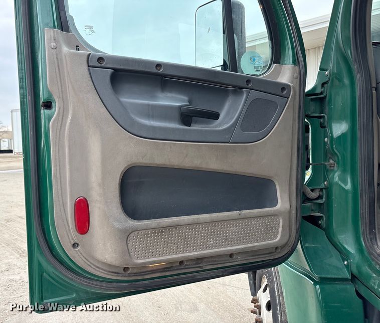 image for item FG1034 2017 Freightliner Cascadia 125 semi truck