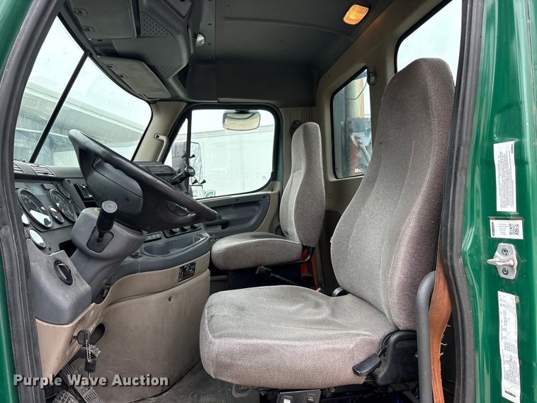 image for item FG1034 2017 Freightliner Cascadia 125 semi truck