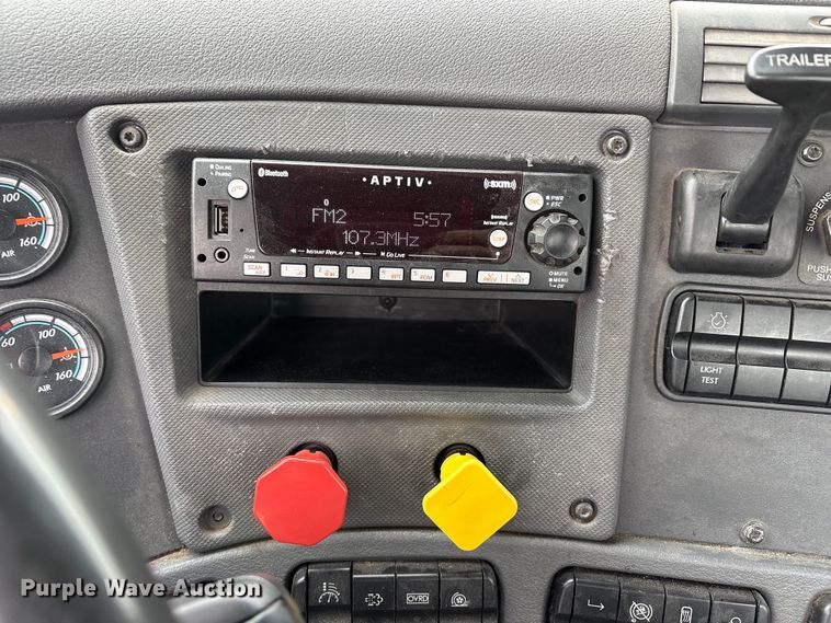 image for item FG1034 2017 Freightliner Cascadia 125 semi truck