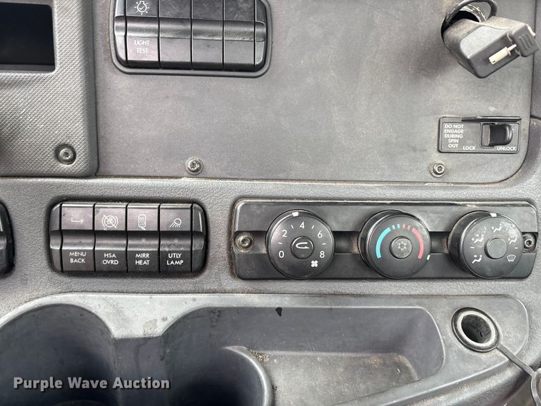 image for item FG1034 2017 Freightliner Cascadia 125 semi truck