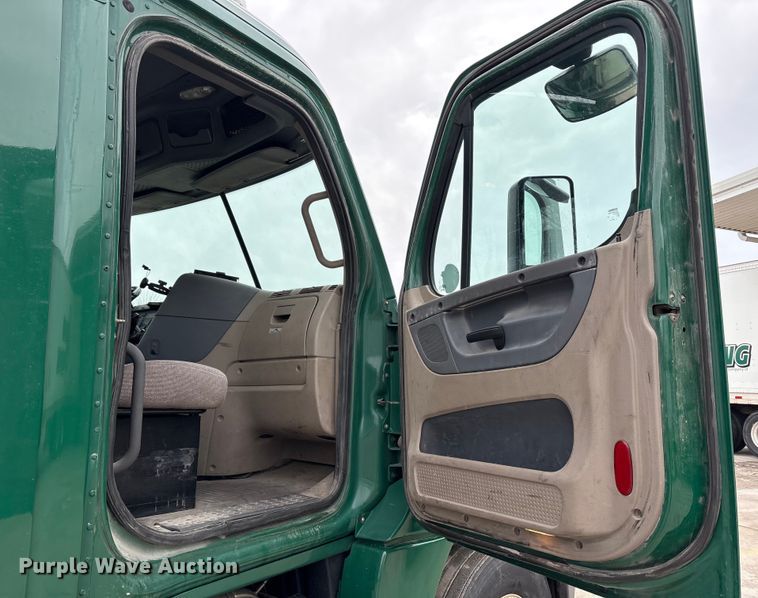 image for item FG1034 2017 Freightliner Cascadia 125 semi truck