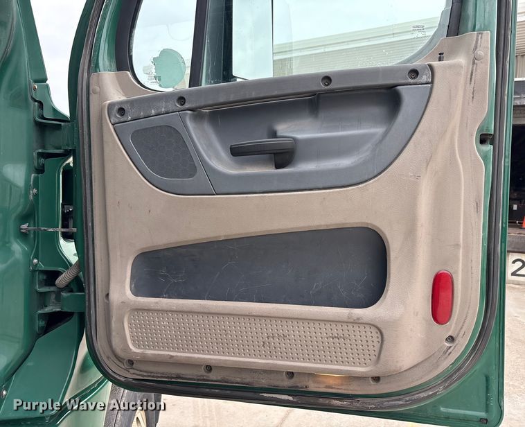 image for item FG1034 2017 Freightliner Cascadia 125 semi truck