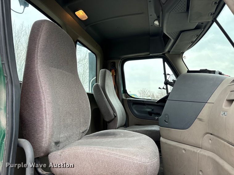 image for item FG1034 2017 Freightliner Cascadia 125 semi truck