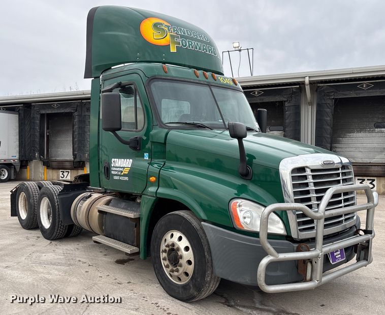 image for item FG1035 2017 Freightliner Cascadia 125 semi truck