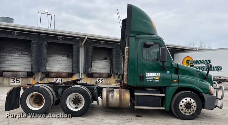 image for item FG1035 2017 Freightliner Cascadia 125 semi truck