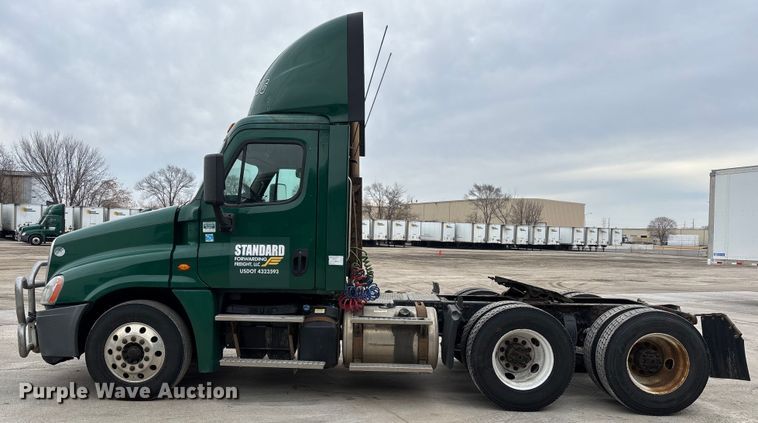 image for item FG1035 2017 Freightliner Cascadia 125 semi truck