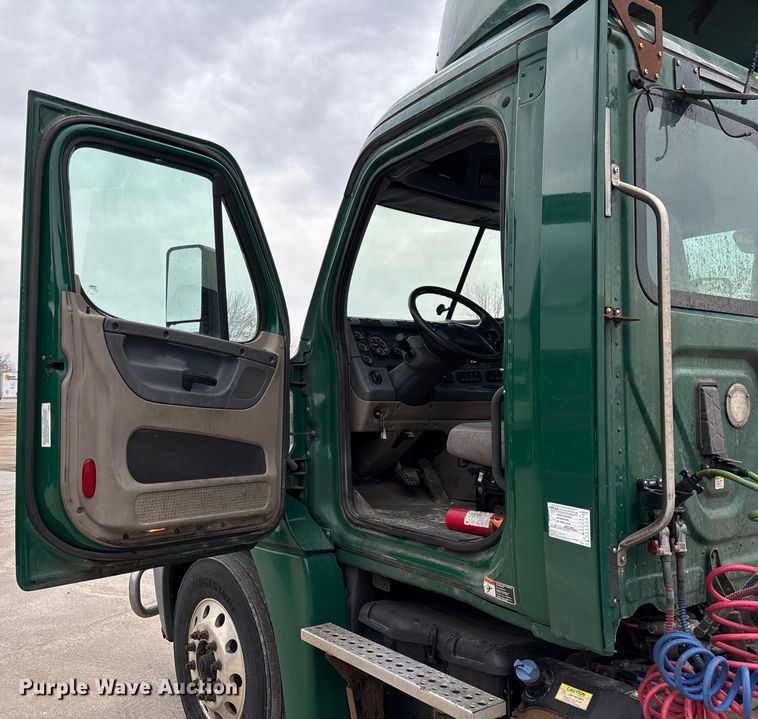 image for item FG1035 2017 Freightliner Cascadia 125 semi truck