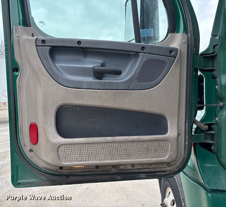 image for item FG1035 2017 Freightliner Cascadia 125 semi truck