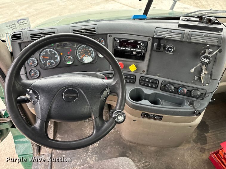 image for item FG1035 2017 Freightliner Cascadia 125 semi truck
