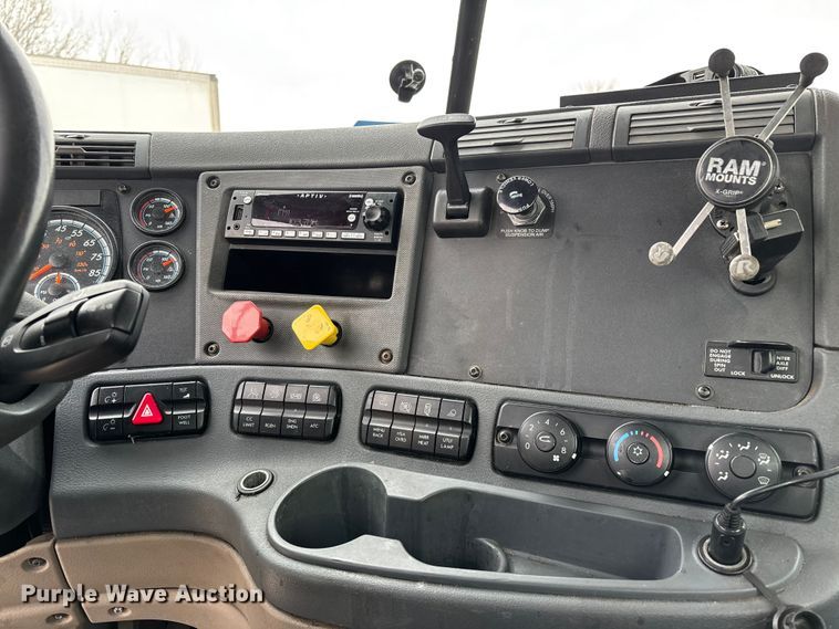 image for item FG1035 2017 Freightliner Cascadia 125 semi truck