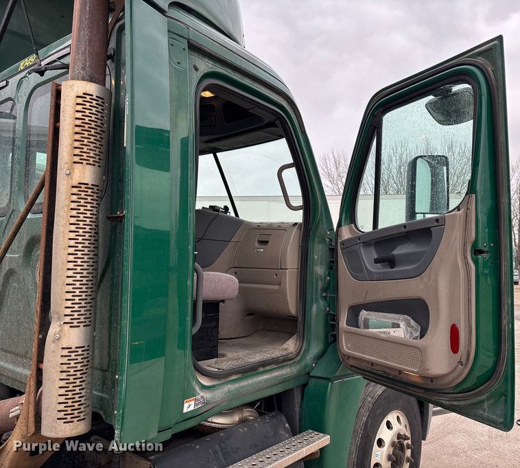 image for item FG1035 2017 Freightliner Cascadia 125 semi truck