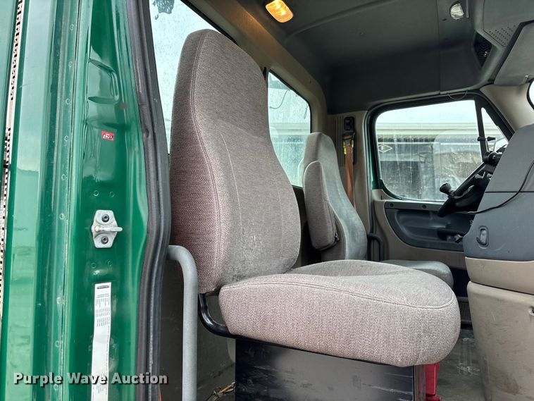 image for item FG1035 2017 Freightliner Cascadia 125 semi truck