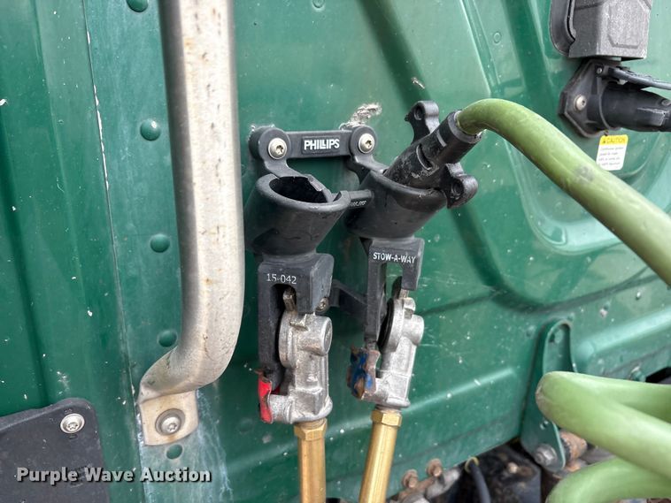 image for item FG1036 2017 Freightliner Cascadia semi truck