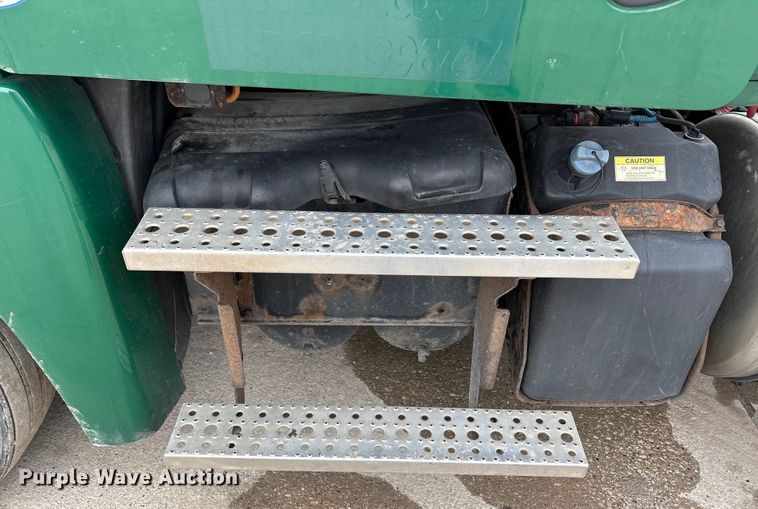 image for item FG1036 2017 Freightliner Cascadia semi truck